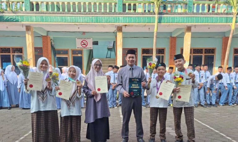 Empat santri SMP Ruq Al Falah Salatiga, yaitu Muhammad Bintang Putra Syarifudin, Maulana Althaf Daniswara, Siti Zulfa, dan Fadia Aprilia Nugroho, berhasil meraih medali emas dalam ajang World Young Inventors Exhibition (WYIE) 2025 kategori Edukasi. Prestasi ini diraih oleh para santri yang mewakili sekolah mereka dalam kompetisi inovasi internasional yang diselenggarakan di Kuala Lumpur, Malaysia, dari 27 Mei hingga 2 Juni 2025.