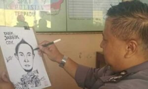Aiptu Nurkolis, anggota Polsek Tengaran Polres Semarang, di Tengaran, pada tahun 2025, menekuni hobi menggambar karikatur yang telah menjadi sumber penghasilan tambahan bagi dirinya. Ia menjalani hobi ini karena kecintaannya pada seni yang memadukan wajah asli dengan tokoh kartun atau superhero, yang hasilnya unik dan jenaka.
