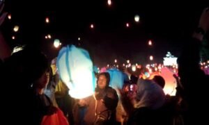 Ribuan lampion diterbangkan oleh sekitar 3.000 pengunjung dalam Pesta Lampion di kawasan Candi Gedongsongo, Kecamatan Bandungan, Kabupaten Semarang, Sabtu (21/6/2025), sebagai puncak Festival Gedongsongo 2025. Acara ini digelar oleh Dinas Pariwisata Kabupaten Semarang untuk meningkatkan daya tarik wisata dan jumlah pengunjung. Kegiatan tersebut dilakukan dengan berbagai pembenahan agar lebih menarik dibandingkan tahun sebelumnya dan diharapkan ke depannya dapat masuk dalam kalender wisata nasional.