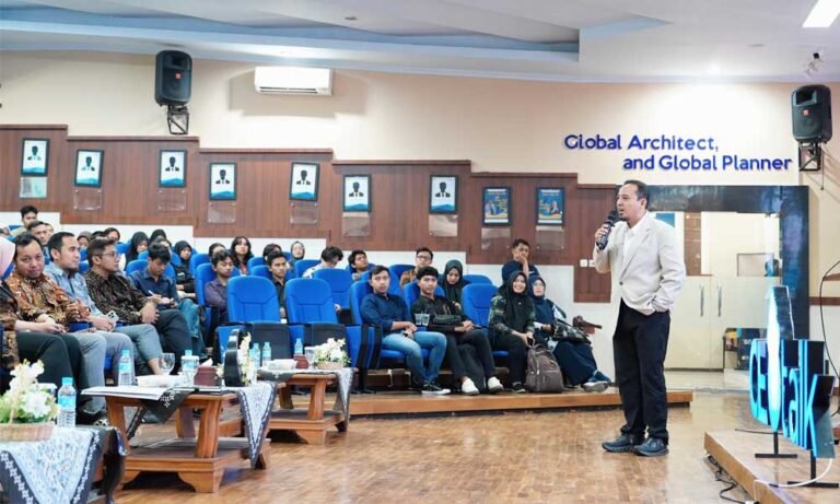 PLN Icon Plus menegaskan komitmennya dalam mendorong digitalisasi dan ekosistem energi hijau nasional melalui partisipasi dalam CEO Talk Jilid 4 yang diselenggarakan oleh Fakultas Teknik Universitas Sebelas Maret (FT UNS), Jumat (13/6/2025). Kegiatan ini menghadirkan Direktur Utama PLN Icon Plus, Ari Rahmat Indra Cahyadi, sebagai pembicara utama di hadapan ratusan mahasiswa dan sivitas akademika di kampus FT UNS, Solo.
