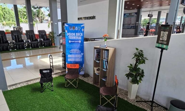 Terminal Tipe A Tingkir Salatiga menghadirkan fasilitas baru bernama Pojok Baca Terminal bagi para penumpang. Inovasi ini diluncurkan oleh Kepala Terminal Vicky Chandra Yanuar pada Rabu (18/6/2025) di ruang tunggu Bus AKAP, Salatiga.