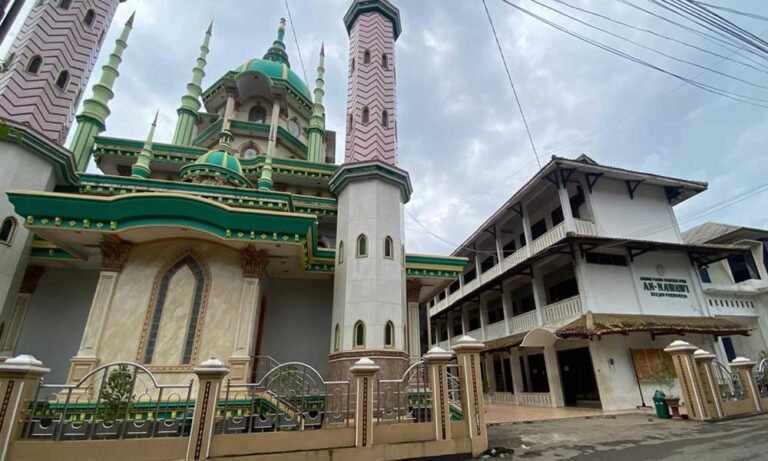 Pondok Pesantren An-Nawawi Berjan di Dusun Berjan, Desa Gintungan, Kecamatan Gebang, Kabupaten Purworejo, Jawa Tengah, akan menjadi tuan rumah pelantikan Idarah Aliyah Jamiyyah Ahlith Thariqah al-Mu’tabarah an-Nahdliyyah (JATMAN) masa khidmah 2025–2030 pada 7–8 Juli 2025. Pelantikan ini dipimpin oleh KH Ali Masykur Musa dan akan dihadiri langsung oleh Rais Aam PBNU KH Miftachul Akhyar serta Ketua Umum PBNU KH Yahya Cholil Staquf.