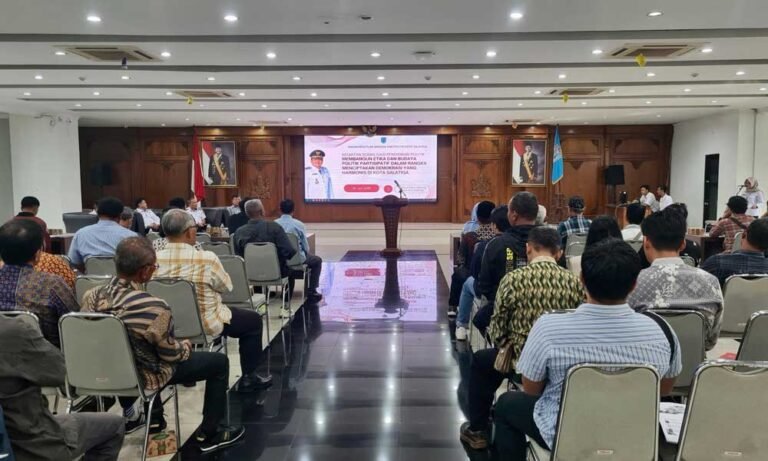 Pemerintah Kota Salatiga melalui Kesbangpol mengadakan sosialisasi pendidikan politik bagi 100 Ketua RW dan RT se-Kota Salatiga di Ruang Kaloka Gedung Setda Salatiga pada Jumat (27/6/2025). Kegiatan ini bertujuan untuk meningkatkan pemahaman dan kesadaran politik masyarakat agar mampu melindungi hak dan kewajiban politik mereka sebagai warga negara.