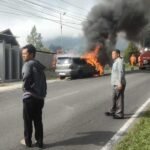Sebuah mobil Nissan Livina dengan nomor polisi AD 1579 ML terbakar di Jalan Salatiga–Kopeng, tepatnya di Dusun Deplongan, Desa Getasan, Kabupaten Semarang, pada Jumat (27/6/2025) pagi saat dikemudikan oleh Wong Bien Fu Ronald Budi, warga Kota Salatiga. Peristiwa ini terjadi akibat dugaan korsleting pada bagian mesin mobil ketika dalam perjalanan dari Salatiga menuju Yogyakarta.