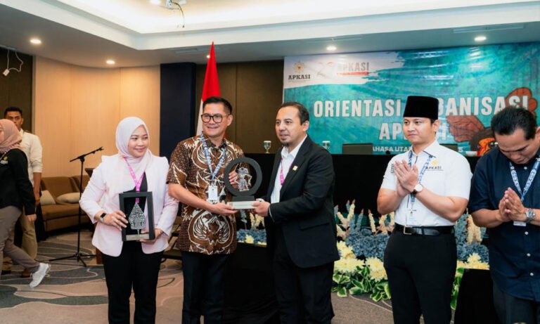 PLN Icon Plus menandatangani nota kesepahaman dengan Asosiasi Pemerintah Kabupaten Seluruh Indonesia (APKASI) untuk mempercepat transformasi digital dan adopsi gaya hidup hijau di daerah. Penandatanganan dilakukan oleh Direktur Utama PLN Icon Plus, Ari Rahmat Indra Cahyadi, dan Pj. Ketua Umum APKASI, Mochamad Nur Arifin. Kegiatan ini berlangsung di Minahasa Utara dalam rangkaian Musyawarah Nasional VI APKASI Tahun 2025 pada Senin, 2 Juni 2025.