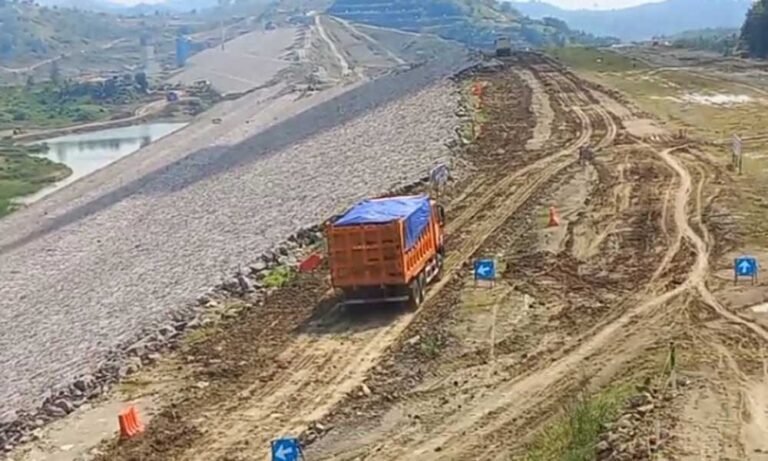 Wakil Gubernur Jawa Tengah, Taj Yasin Maimoen, meninjau progres pembangunan Bendungan Jragung yang merupakan Proyek Strategis Nasional (PSN) di Dusun Kedungglatik, Desa Candirejo, Kecamatan Pringapus, Kabupaten Semarang pada Senin, 2 Juni 2025. Kunjungan ini dilakukan bersama Bupati Semarang, Kepala BBWS Pemali Juana, dan sejumlah pejabat daerah untuk memastikan proyek senilai Rp3 triliun yang telah mencapai 85 persen ini berjalan sesuai rencana. Bendungan ini penting untuk pengendalian banjir, penyediaan air baku, irigasi pertanian, serta pengembangan energi hijau.