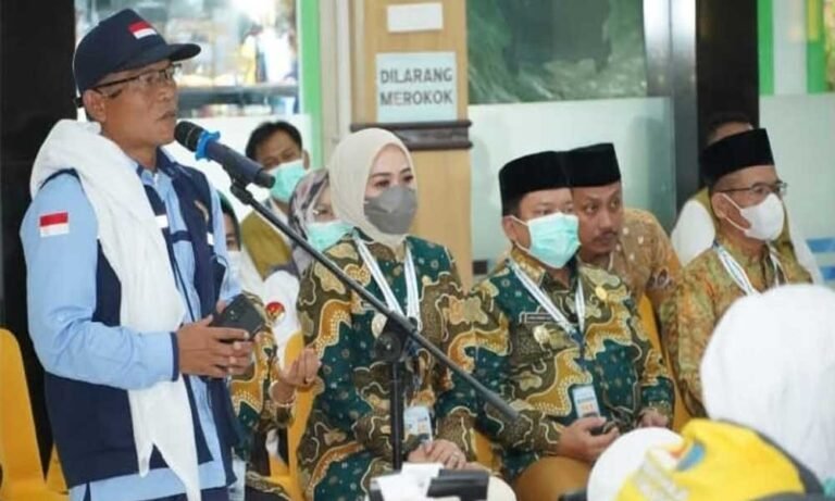 Pemerintah Kota Salatiga menjemput secara langsung jemaah haji asal Salatiga yang tiba di Tanah Air melalui Asrama Haji Donohudan, Boyolali, pada Senin (23/6/2025) sebagai bentuk penghormatan dan kepedulian kepada masyarakat yang telah menyelesaikan ibadah haji.
