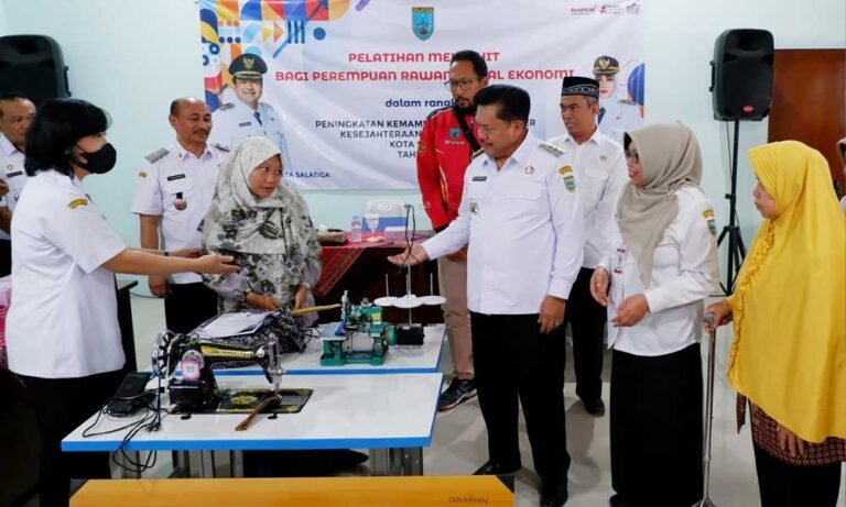 Pemerintah Kota Salatiga memberikan bantuan mesin jahit kepada 25 Perempuan Rawan Sosial Ekonomi (PRSE) sebagai bentuk upaya peningkatan keterampilan dan kemandirian ekonomi. Wali Kota Salatiga, Robby Hernawan, menyerahkan bantuan tersebut secara simbolis di Balai Latihan Kerja (BLK) Jl. Sumur Bandung, Karang Kepoh, Tegalrejo pada Rabu, 11 Juni 2025.