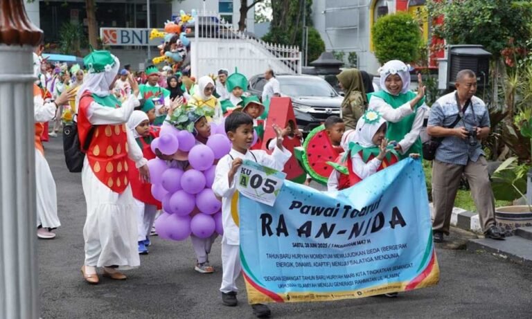 Kota Salatiga menggelar Pawai Taaruf 2025 dalam rangka memperingati Tahun Baru Islam 1 Muharam 1447 Hijriah pada Sabtu pagi, 28 Juni 2024, dengan melibatkan ribuan peserta dari lembaga pendidikan, ormas Islam, dan masyarakat umum. Acara yang diinisiasi Pemerintah Kota Salatiga dan Panitia Hari Besar Islam (PHBI) ini dilaksanakan di sepanjang rute kota, mulai dari Lapangan Pancasila hingga kawasan SMP dan SMA di Salatiga, bertujuan untuk memeriahkan tahun baru Islam dan menanamkan nilai keagamaan serta budaya lokal.