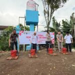 Polres Semarang membangun jaringan pipa air bersih di Desa Ngrawan, Kecamatan Getasan, Kabupaten Semarang, pada Rabu (25/6/2025) dalam rangka memperingati Hari Bhayangkara ke-79, dengan dukungan dari Pemerintah Kabupaten Semarang dan PDAM Tirta Serasi. Kapolres Semarang bersama warga desa dan perangkat daerah terlibat langsung dalam pembangunan pipa sepanjang 1,5 kilometer yang mengalirkan air dari sumber mata air ke permukiman warga untuk memenuhi kebutuhan dasar masyarakat.