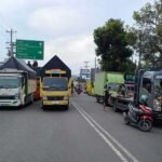 Ratusan sopir truk logistik di Salatiga melakukan aksi blokade jalan sebagai bentuk protes terhadap kebijakan penindakan truk Over Dimension Over Load (ODOL) yang dianggap merugikan mereka. Aksi ini dilakukan oleh komunitas Sopir Logistik Salatiga Raya di sepanjang jalur dari perempatan Cengek hingga depan Polsek Tingkir, Kota Salatiga, Jawa Tengah, pada Kamis, 18 Juni 2025.