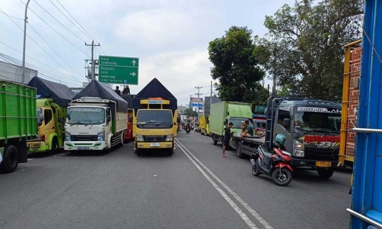 Ratusan sopir truk logistik di Salatiga melakukan aksi blokade jalan sebagai bentuk protes terhadap kebijakan penindakan truk Over Dimension Over Load (ODOL) yang dianggap merugikan mereka. Aksi ini dilakukan oleh komunitas Sopir Logistik Salatiga Raya di sepanjang jalur dari perempatan Cengek hingga depan Polsek Tingkir, Kota Salatiga, Jawa Tengah, pada Kamis, 18 Juni 2025.