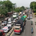 Ratusan sopir truk menggelar aksi unjuk rasa menolak Rancangan Undang-Undang Over Dimension Over Load (RUU ODOL) di depan gedung DPRD Kabupaten Semarang. Aksi ini dilakukan oleh para sopir truk logistik pada Jumat (20/6/2025) di ruas Jalan Diponegoro, Ungaran, Jawa Tengah. Mereka memprotes RUU ODOL karena dinilai merugikan dan mengancam mata pencaharian mereka.