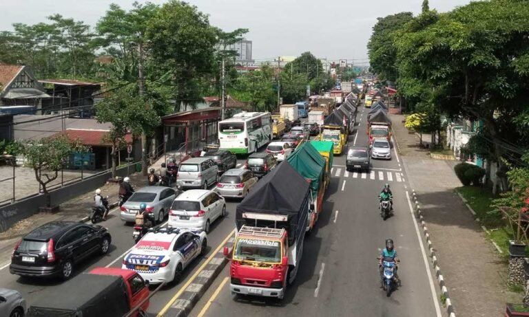 Ratusan sopir truk menggelar aksi unjuk rasa menolak Rancangan Undang-Undang Over Dimension Over Load (RUU ODOL) di depan gedung DPRD Kabupaten Semarang. Aksi ini dilakukan oleh para sopir truk logistik pada Jumat (20/6/2025) di ruas Jalan Diponegoro, Ungaran, Jawa Tengah. Mereka memprotes RUU ODOL karena dinilai merugikan dan mengancam mata pencaharian mereka.