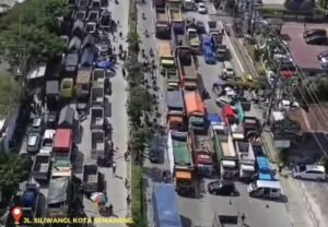 Ribuan Pengemudi Truk Gelar Unjuk Rasa Damai di Dinas Perhubungan Jawa Tengah
