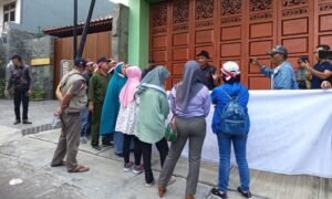 Nasabah Koperasi Bahana Lintas Nusantara (BLN) terus berjuang mendapatkan kembali dana investasi mereka dengan mendatangi rumah bos BLN, Nicholas Nyoto Prasetyo, di Jalan Merdeka Selatan 54, Kecamatan Sidorejo, Kota Salatiga, pada Rabu (25/6/2025), setelah sebelumnya melaporkan kasus ini ke kepolisian.