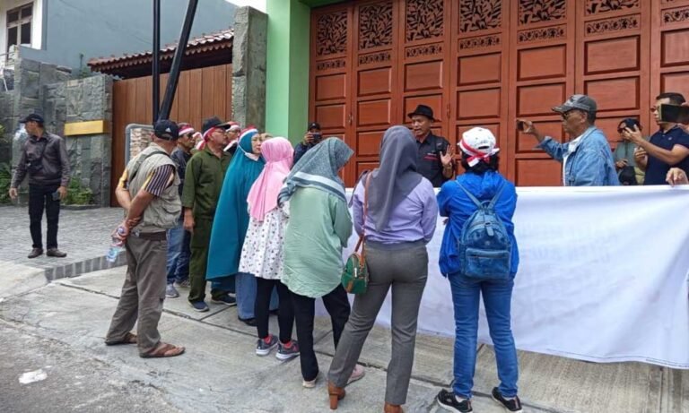 Nasabah Koperasi Bahana Lintas Nusantara (BLN) terus berjuang mendapatkan kembali dana investasi mereka dengan mendatangi rumah bos BLN, Nicholas Nyoto Prasetyo, di Jalan Merdeka Selatan 54, Kecamatan Sidorejo, Kota Salatiga, pada Rabu (25/6/2025), setelah sebelumnya melaporkan kasus ini ke kepolisian.