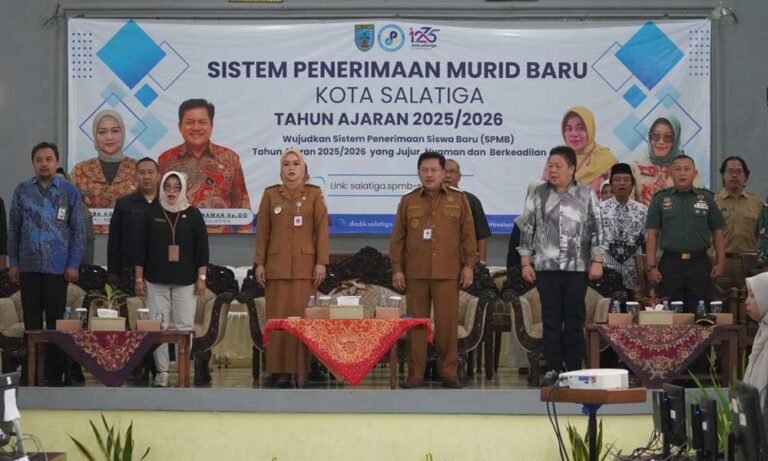 Pemerintah Kota Salatiga secara resmi membuka Sistem Penerimaan Murid Baru (SPMB) jenjang TK, SD, dan SMP untuk Tahun Ajaran 2025/2026. Kegiatan ini dihadiri oleh Wali Kota Salatiga dr. Robby Hernawan, Wakil Wali Kota Nina Agustin, serta jajaran Forkopimda Kota Salatiga, bertempat di Aula Ganesha Dinas Pendidikan Kota Salatiga pada Selasa, 3 Juni 2025.