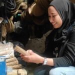 Menjelang Hari Raya Idul Adha, warga Salatiga, Jawa Tengah mulai berburu peralatan untuk membakar sate di Pasar Raya 1 Kota Salatiga pada Kamis, 5 Juni 2025. Pedagang perkakas Dwi Heri Kurniawan dan pembeli seperti Indah turut meramaikan aktivitas jual beli peralatan sate seperti tusuk sate, tempat arang, kipas, dan arang. Tradisi menyantap sate bersama keluarga besar saat Idul Adha menjadi alasan utama meningkatnya permintaan perlengkapan tersebut.