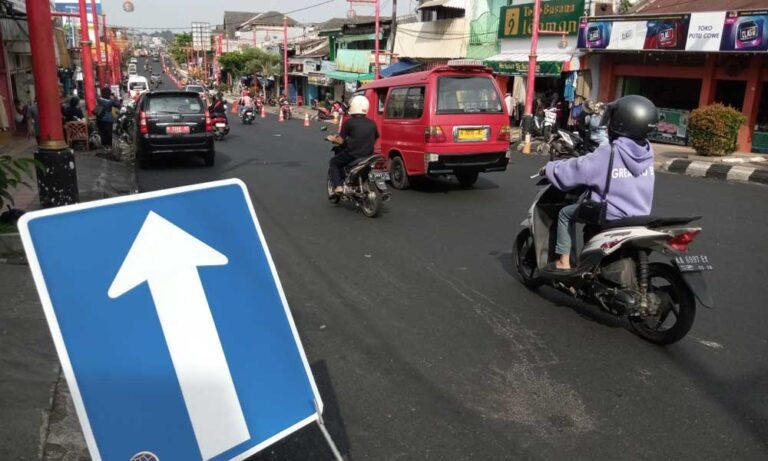 Pemerintah Kabupaten Semarang melalui Dinas Perhubungan resmi menghentikan uji coba penerapan sistem satu arah (SSA) di Jalan Jenderal Sudirman, Ambarawa, pada Jumat, 13 Juni 2025, setelah hasil dua kali evaluasi menunjukkan bahwa kondisi jalan tidak memungkinkan untuk diberlakukan sistem tersebut. Keputusan ini diambil oleh Kepala Dishub Tri Martono karena berbagai kendala teknis dan sosial, seperti masuknya sepeda motor ke permukiman warga, sempitnya jalur alternatif, serta dampak ekonomi terhadap usaha warga akibat ketiadaan lokasi parkir.