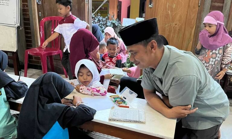 Sebuah kegiatan mulia dilakukan oleh Ipda Bakti Nur Cahyo (43), anggota Polres Salatiga, yang setiap sore mengendarai motor tua Honda Astrea Grand 1997 dari mako Polres menuju rumahnya di Dusun Congol, Desa Medayu, Kecamatan Suruh, Kabupaten Semarang, sekitar pukul 16.00 WIB.