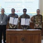 Universitas Kristen Satya Wacana (UKSW) menjalin kerja sama strategis dengan Deputi Bidang Rehabilitasi Badan Narkotika Nasional (BNN) Republik Indonesia melalui Balai Rehabilitasi BNN Tanah Merah, Kalimantan Timur. Kolaborasi ini dilakukan di Ruang Grha Kartini pada Sabtu (14/06/2025) sebagai bagian dari upaya membangun masa depan bangsa yang bersih dari narkoba.
