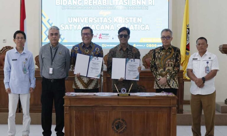 Universitas Kristen Satya Wacana (UKSW) menjalin kerja sama strategis dengan Deputi Bidang Rehabilitasi Badan Narkotika Nasional (BNN) Republik Indonesia melalui Balai Rehabilitasi BNN Tanah Merah, Kalimantan Timur. Kolaborasi ini dilakukan di Ruang Grha Kartini pada Sabtu (14/06/2025) sebagai bagian dari upaya membangun masa depan bangsa yang bersih dari narkoba.