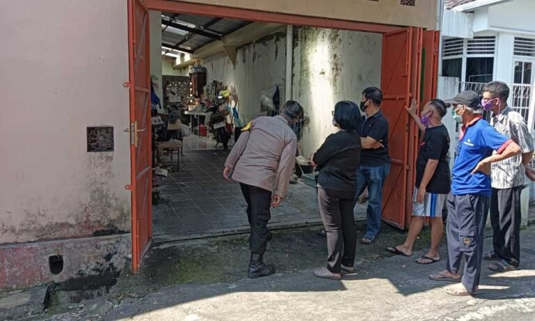 Seorang perempuan lanjut usia bernama Winarti Budijon (73) ditemukan meninggal dunia di dalam rumahnya di kawasan Argomas Timur, Kelurahan Ledok, Kecamatan Argomulyo, Salatiga. Korban ditemukan pada 6 Juni 2025 dalam posisi duduk bersandar di samping kloset kamar mandi oleh warga dan aparat setempat.
