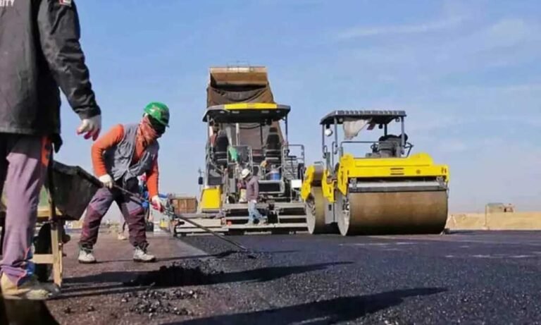 Pemerintah Kabupaten Semarang memfokuskan anggaran infrastruktur tahun ini untuk pemeliharaan jalan, sebagaimana disampaikan Kepala Dinas Pekerjaan Umum Kabupaten Semarang, Valeanto Sukendro, di Ungaran, Selasa (24/6/2025), karena keterbatasan anggaran daerah yang baru mampu mengalokasikan 17 persen dari APBD, jauh dari ideal 41 persen.