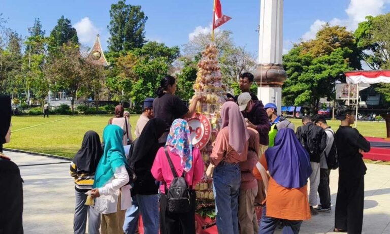 Peringatan Hari Bhayangkara ke-79 digelar dengan khidmat dan meriah oleh Polres Salatiga yang dipimpin Kapolres AKBP Veronica sebagai Inspektur Upacara di Alon-Alon Pancasila, Kota Salatiga, pada Selasa, 1 Juli 2025. Acara yang diikuti oleh 1.779 peserta dari unsur Polri, TNI, ASN, pelajar, ormas, dan masyarakat umum ini bertujuan untuk mempererat sinergit
