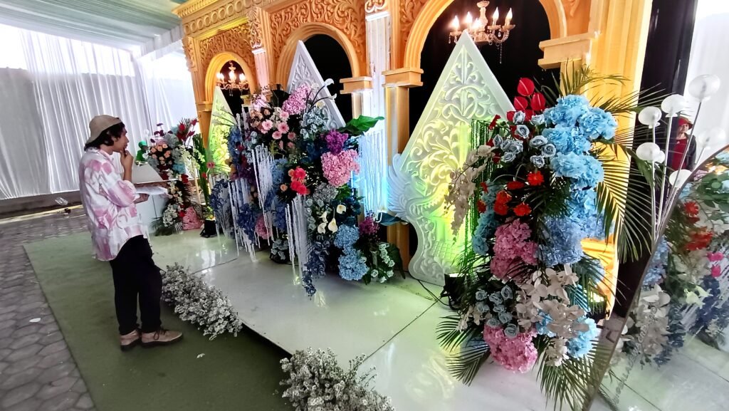 Event Wedding Expo yang menjadi bagian dari rangkaian Jagat Kembang Kumandang Festival Bunga Bandungan 2025 digelar untuk pertama kalinya sebagai ajang lomba dekorasi pernikahan berbasis bunga lokal. Kegiatan ini diprakarsai oleh Ketua Panitia, Endro Pranoto, bersama para pendekor dari berbagai daerah. Acara berlangsung di Pasar Bunga Jetis, Bandungan, Kabupaten Semarang, pada Sabtu, 12 Juli 2025.