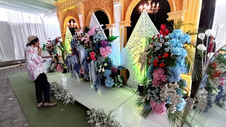 Event Wedding Expo yang menjadi bagian dari rangkaian Jagat Kembang Kumandang Festival Bunga Bandungan 2025 digelar untuk pertama kalinya sebagai ajang lomba dekorasi pernikahan berbasis bunga lokal. Kegiatan ini diprakarsai oleh Ketua Panitia, Endro Pranoto, bersama para pendekor dari berbagai daerah. Acara berlangsung di Pasar Bunga Jetis, Bandungan, Kabupaten Semarang, pada Sabtu, 12 Juli 2025.