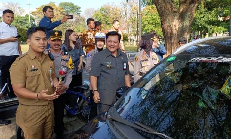 Operasi Patuh Candi 2025 resmi dimulai sebagai upaya menumbuhkan budaya tertib berlalu lintas di Salatiga dan dipimpin langsung oleh Kapolres Salatiga, AKBP Veronica, dalam Apel Gelar Pasukan yang digelar di Lapangan Bhayangkara pada Senin, 14 Juli 2025. Apel tersebut dihadiri Wali Kota Salatiga, Forkopimda, serta perwakilan instansi terkait, dengan pasukan gabungan dari TNI, Polri, Satpol PP, Dishub, dan Denpom.