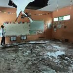 Sejumlah orangtua murid di SD Negeri Kawengen 02, Kecamatan Ungaran Timur, Kabupaten Semarang, mengeluhkan kebijakan masuk sekolah siang yang diterapkan sejak awal tahun ajaran baru 2025/2026 akibat kerusakan atap ruang kelas 1 dan 2. Eni dan Tiar, dua warga setempat, merasakan dampak langsung berupa terganggunya aktivitas ekonomi dan kelelahan anak-anak mereka.