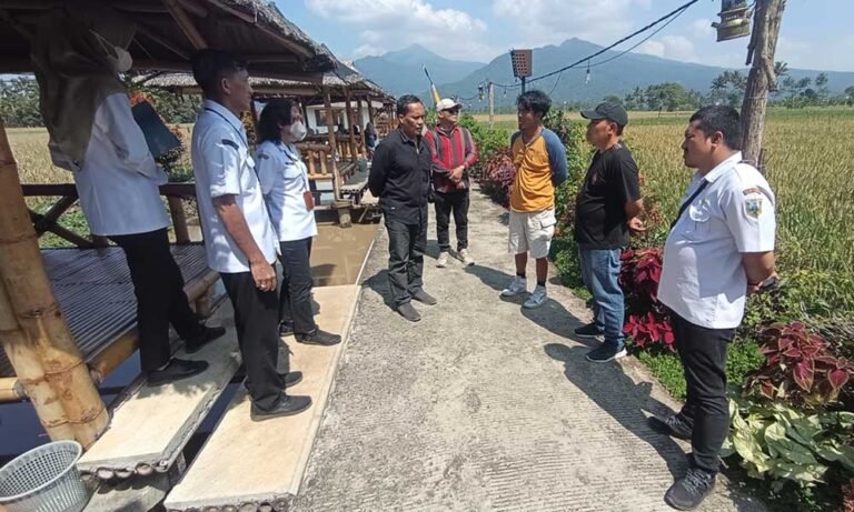 Kong Java Cafe & View di Kelurahan Pojoksari, Kecamatan Ambarawa, diketahui belum mengantongi izin resmi sejak beroperasi pada 2024, sehingga memicu inspeksi mendadak oleh Komisi C DPRD Kabupaten Semarang bersama Dinas Penanaman Modal dan Pelayanan Terpadu Satu Pintu (DPMPTSP) pada Rabu, 23 Juli 2025.
