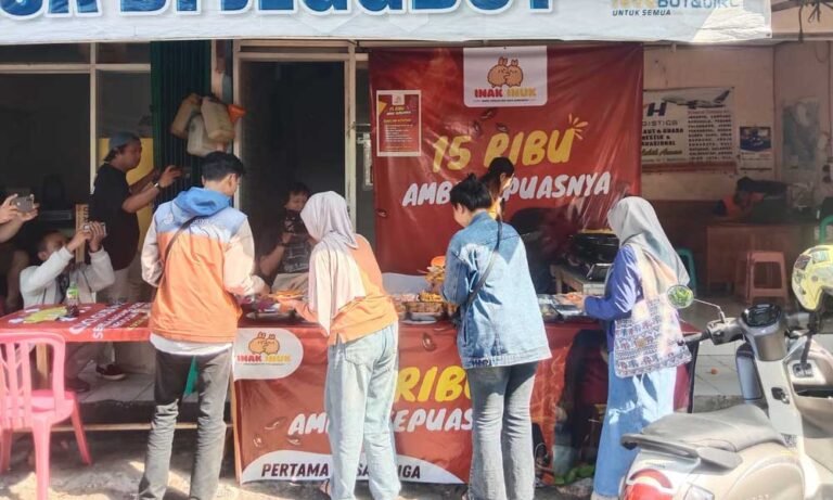 Sebuah lapak gorengan bernama Inak Inuk di sudut Pasar Andong, Salatiga, menawarkan konsep unik all you can eat tempura hanya dengan Rp 15 ribu, yang membuat heboh netizen dan viral di media sosial. Lapak ini dikelola oleh Tari, sang penjual ramah yang menjadi pusat perhatian para pecinta jajanan kaki lima, terutama kaum hawa.