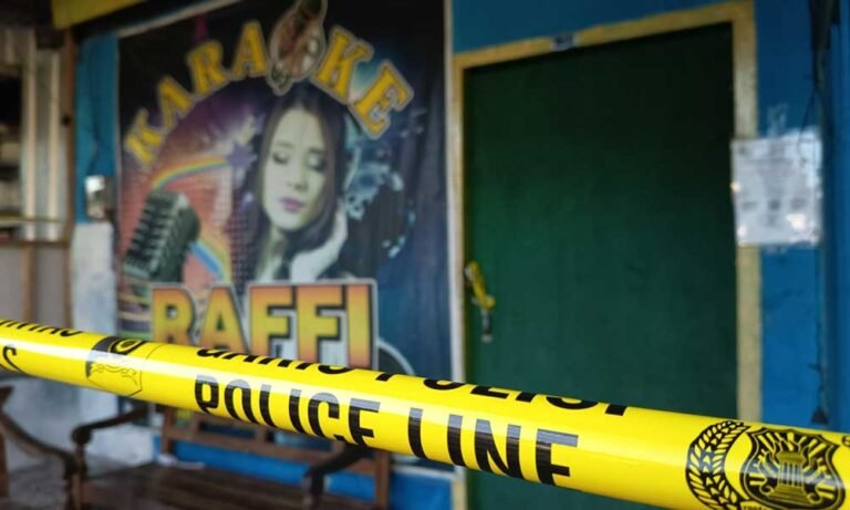 Peristiwa pembunuhan menggegerkan warga Lingkungan Tegalpanas, Bergas, Kabupaten Semarang, setelah seorang pria bernama S (48), warga Kota Semarang, ditemukan tewas bersimbah darah di lokasi karaoke Raffi pada Senin malam, 28 Juli 2025. Korban mengalami sejumlah luka tusukan senjata tajam di bagian perut, dada, jari, dan telinga, diduga dilakukan oleh dua tersangka, B (32) dan D (28), warga Bergas.