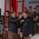 Wali Kota Salatiga Robby Hernawan menyuapi Ketua DPRD Dance Ishak Palit dengan potongan tumpeng dalam momen hangat usai rapat paripurna istimewa DPRD Salatiga yang digelar di Lapangan Pancasila pada Kamis (24/7/2025). Aksi tersebut dilakukan oleh Robby Hernawan dan disaksikan langsung oleh para anggota DPRD, kepala OPD, serta Wakil Wali Kota Nina Agustin yang tampak tersipu.