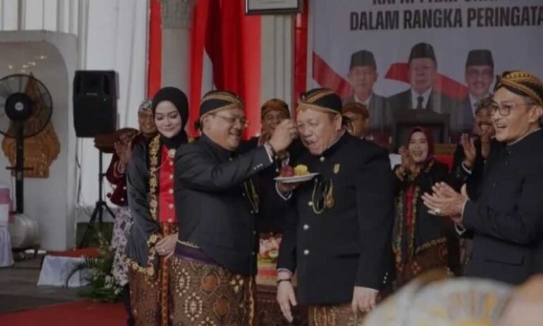 Wali Kota Salatiga Robby Hernawan menyuapi Ketua DPRD Dance Ishak Palit dengan potongan tumpeng dalam momen hangat usai rapat paripurna istimewa DPRD Salatiga yang digelar di Lapangan Pancasila pada Kamis (24/7/2025). Aksi tersebut dilakukan oleh Robby Hernawan dan disaksikan langsung oleh para anggota DPRD, kepala OPD, serta Wakil Wali Kota Nina Agustin yang tampak tersipu.