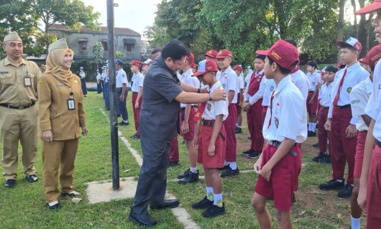 Hari pertama pelaksanaan Masa Pengenalan Lingkungan Sekolah (MPLS) di Kota Salatiga berlangsung berbeda dengan kehadiran mendadak Wali Kota Salatiga, Robby Hernawan, yang melakukan pantauan langsung ke SMPN 06 dan SDN Tegalrejo 03 pada Senin, 14 Juli 2025. Kunjungan ini dilakukan tanpa pemberitahuan untuk melihat langsung suasana hari pertama sekolah dan memastikan pelaksanaan MPLS berjalan baik serta memberi motivasi kepada para siswa baru.