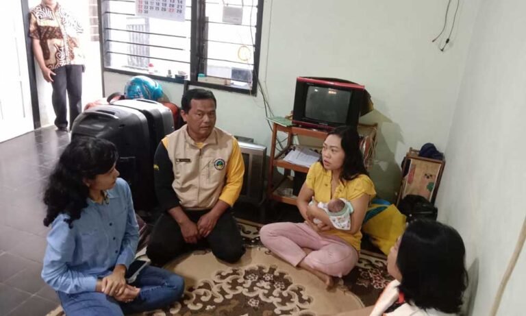 Prihati, seorang ibu muda yang tinggal di Jalan Ki Penjawi, Kelurahan Sidorejo Lor, Kota Salatiga, tengah berjuang menyelamatkan bayinya yang lahir prematur dengan usia kandungan 28 minggu dan berat 800 gram, sejak melahirkan pada Kamis (3/7/2025). Bayi tersebut harus menjalani operasi pembuatan stoma akibat pembusukan pada usus, karena tidak dapat buang air besar secara normal.