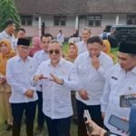 Pemerintah Kabupaten Semarang membentuk dan mengembangkan 235 Koperasi Merah Putih di seluruh desa dan kelurahan untuk memperkuat ekonomi kerakyatan, seperti disampaikan Bupati Semarang, Ngesti Nugraha, dalam sosialisasi di Ungaran pada Rabu, 2 Juli 2025. Program ini bertujuan memaksimalkan potensi lokal dan memenuhi kebutuhan masyarakat desa, dengan dukungan Bulog Jateng-DIY dalam distribusi bahan pokok dan melibatkan layanan Samsat.