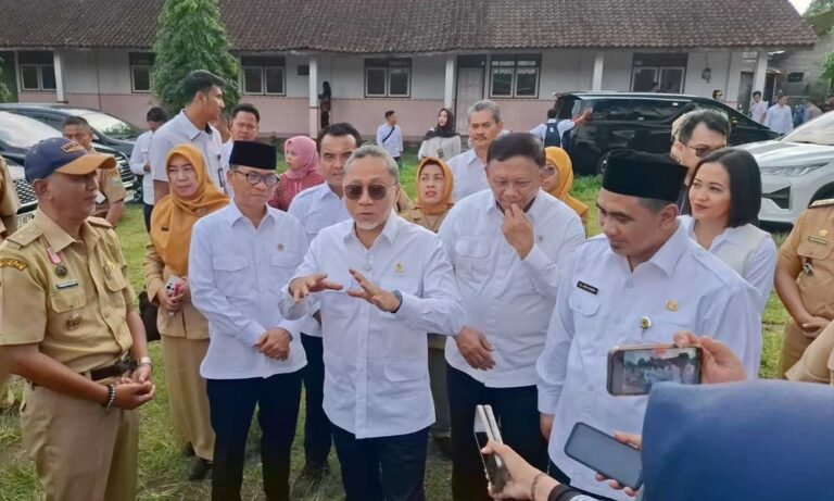 Pemerintah Kabupaten Semarang membentuk dan mengembangkan 235 Koperasi Merah Putih di seluruh desa dan kelurahan untuk memperkuat ekonomi kerakyatan, seperti disampaikan Bupati Semarang, Ngesti Nugraha, dalam sosialisasi di Ungaran pada Rabu, 2 Juli 2025. Program ini bertujuan memaksimalkan potensi lokal dan memenuhi kebutuhan masyarakat desa, dengan dukungan Bulog Jateng-DIY dalam distribusi bahan pokok dan melibatkan layanan Samsat.