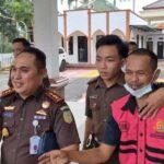 Setelah buron selama hampir 15 tahun, tersangka korupsi dana bantuan desa (DPD/K) Desa Lembu, Kecamatan Bancak, Kabupaten Semarang, bernama S, akhirnya berhasil ditangkap oleh Kejaksaan Negeri Kabupaten Semarang di rumah makan Condong Raos, Jl. Raya Ambarawa–Magelang, Kecamatan Jambu, pada Senin (7/7/2025) pukul 13.00 WIB.
