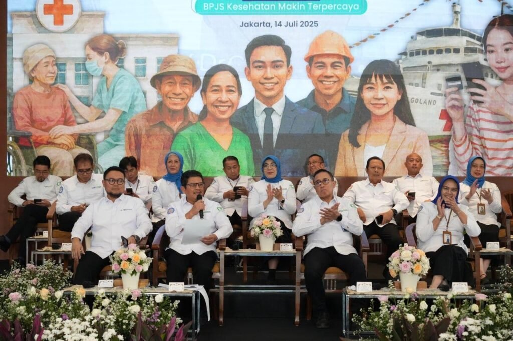 BPJS Kesehatan memperkuat pemerataan layanan Jaminan Kesehatan Nasional (JKN) di seluruh pelosok Indonesia melalui berbagai inovasi dan kerja sama strategis selama tahun 2024. Direktur Utama BPJS Kesehatan, Ghufron Mukti, dalam kegiatan Public Expose yang berlangsung pada Senin, 14 Juli 2025, menyampaikan bahwa program ini berhasil menjangkau 278,1 juta peserta atau 98,45% penduduk Indonesia, dengan 35 provinsi dan 473 kabupaten/kota telah mencapai Universal Health Coverage (UHC).