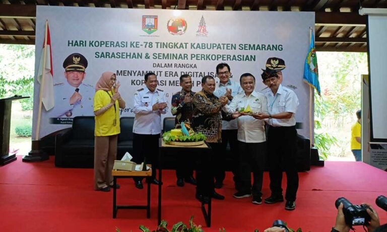 Peringatan Hari Koperasi ke-78 di aula Agro Wisata PT Sidomuncul, Bergas, pada Rabu, 16 Juli 2025, menjadi momentum bagi Bupati Semarang Ngesti Nugraha untuk menekankan pentingnya sinergi antara Koperasi Merah Putih Desa/Kelurahan dengan koperasi konvensional dalam mendorong kegiatan ekonomi dan kesejahteraan masyarakat.