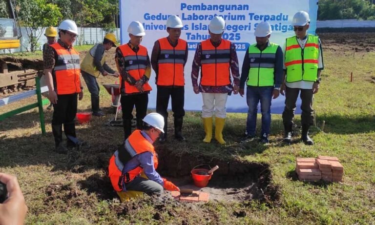 Universitas Islam Negeri (UIN) Salatiga membangun Gedung Laboratorium Terpadu senilai Rp 42,4 miliar sebagai upaya menambah sarana prasarana untuk memperkaya ilmu mahasiswa. Proyek ini digagas oleh UIN Salatiga dengan pelaksanaan pembangunan berlokasi di lahan seluas 7.200 m² di lingkungan kampus, ditandai dengan penekanan sirine dan peletakan batu pertama oleh Rektor Prof Zakiyuddin Baidhawy.