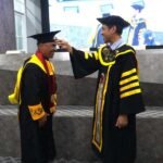Program Studi Doktor Sosiologi Agama Fakultas Teologi Universitas Kristen Satya Wacana (UKSW) mencetak sejarah baru dengan meluluskan Dr. Suranto, seorang dosen Sekolah Tinggi Agama Buddha Syailendra, dalam yudisium yang digelar di Ruang F114 UKSW pada Kamis (3/7/2025). Peristiwa ini menjadi penting karena Dr. Suranto, yang berlatar belakang agama Buddha, menjadi lulusan doktor ke-39 program tersebut dan menandai keberhasilan pendidikan lintas agama di lingkungan perguruan tinggi Indonesia.
