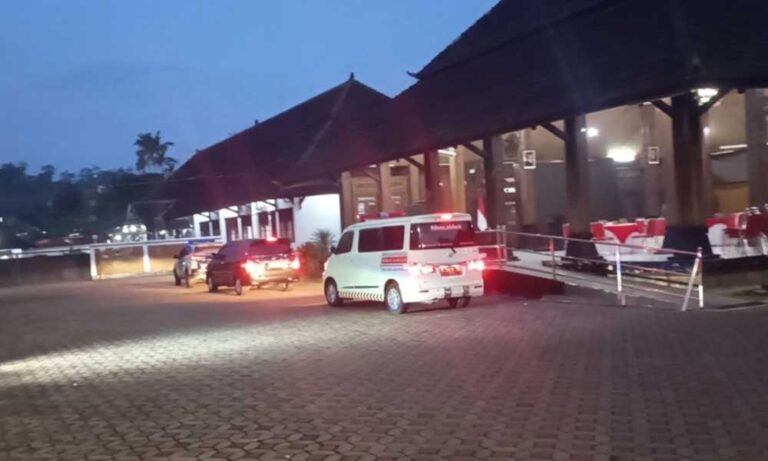 Dua anak asal Desa Plumbon, Kecamatan Suruh, Kabupaten Semarang yang menjadi korban eksploitasi dan kekerasan di Boyolali dipulangkan oleh Pemerintah Kabupaten Semarang pada Rabu malam, 16 Juli 2025. Kedua korban, SAW (14) dan adiknya IAR (11), ditemukan dalam kondisi memprihatinkan bersama dua anak asal Batang di rumah pria berinisial SP (65) di Desa Mojo, Kecamatan Andong, Boyolali, di mana IAR bahkan dirantai kakinya.