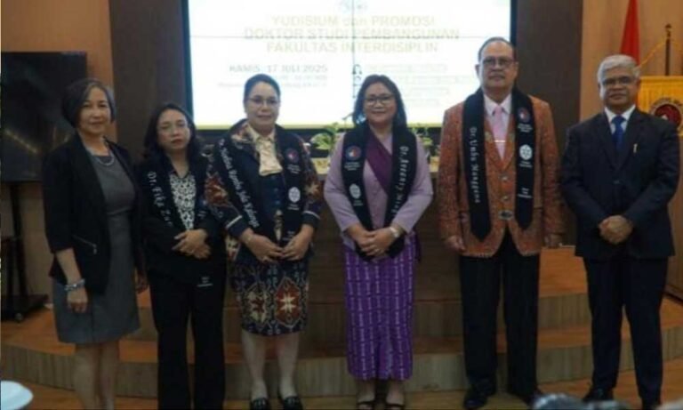 ChatGPT bilang: Empat sosok inspiratif asal Indonesia Timur resmi meraih gelar Doktor Studi Pembangunan dari Fakultas Interdisiplin Universitas Kristen Satya Wacana (UKSW) sebagai tonggak baru dalam kiprah intelektual mereka. Mereka adalah Dr. Ir. Umbu Manggana, Dr. Fika Zumrotun, Dr. Aveanty Miagina, dan Dr. Norlina Rambu Jola Kalunga.